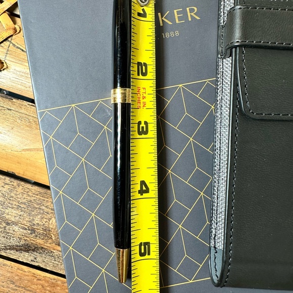 ✍️Parker Pen black and gold with box and case writes in black - Picture 11 of 12